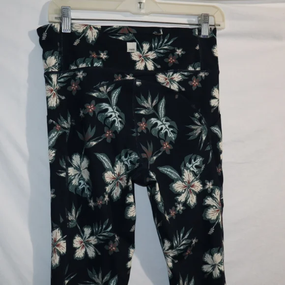 Vuori Stride Leggings in Ink Maui Floral print Green - Picture 11 of 12